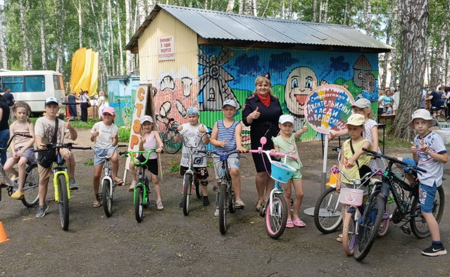 В Кожевниковском районе в День молодежи организовано необычное мероприятие для детей под названием "Джентльмены и леди на велосипеде".